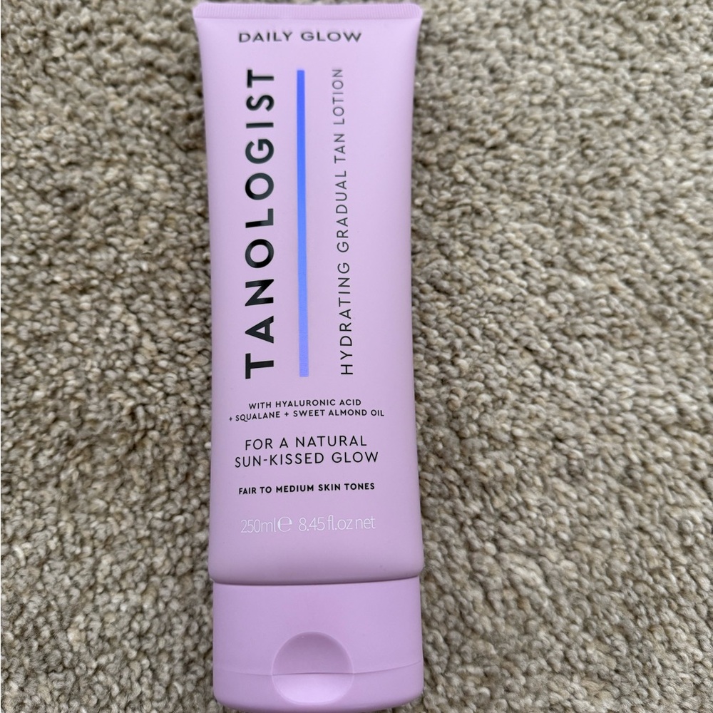 NWT! Tanologist - Hydrating Gradual Self Tan Lotion - Daily Glow, Fair to Medium - Picture 1 of 3